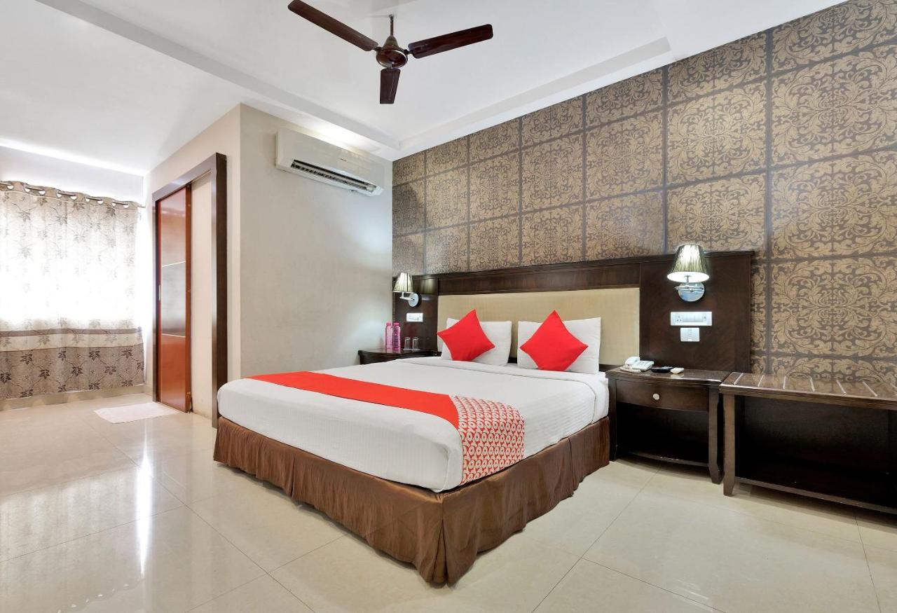 Hotel Capital O Rudra Grand Near Kondapur X Road Exteriér fotografie