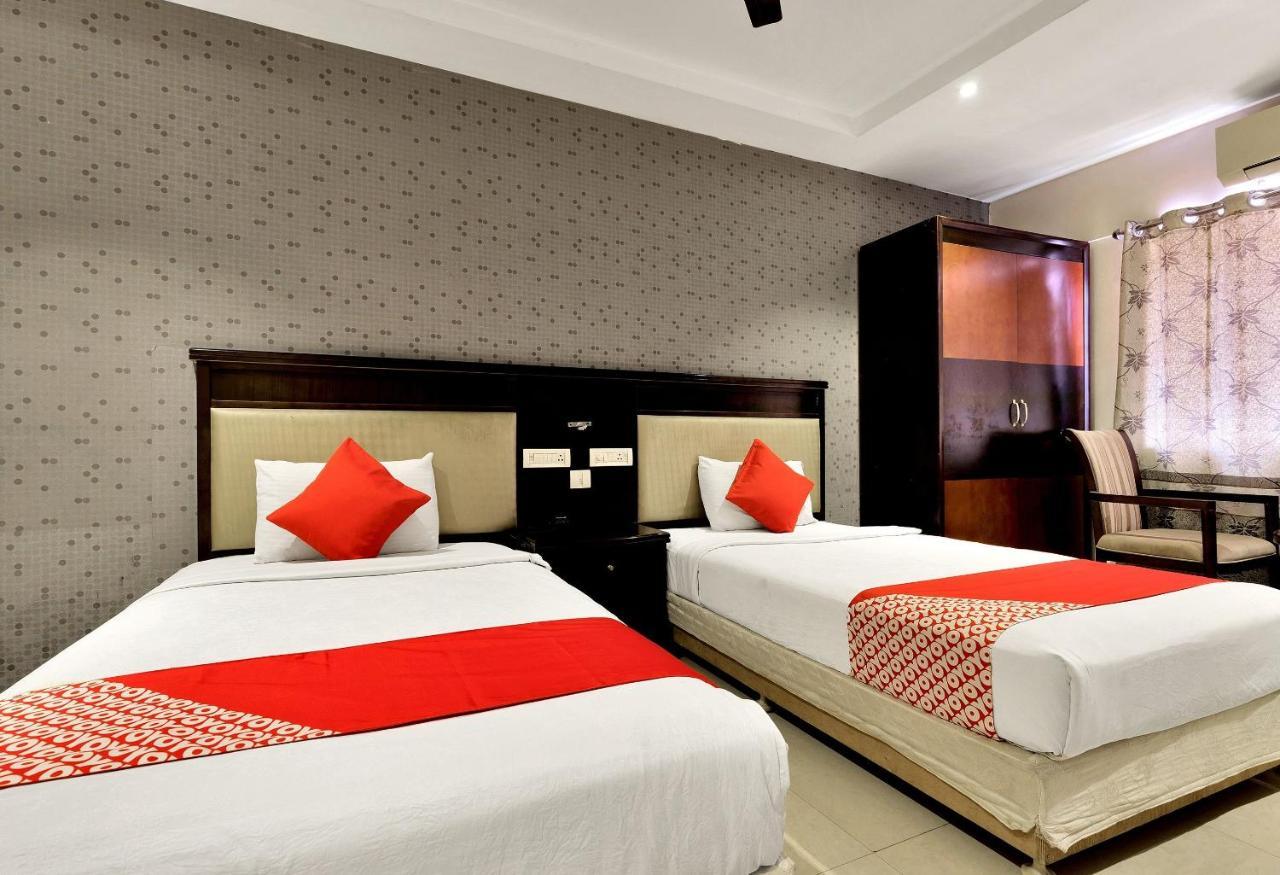 Hotel Capital O Rudra Grand Near Kondapur X Road Exteriér fotografie