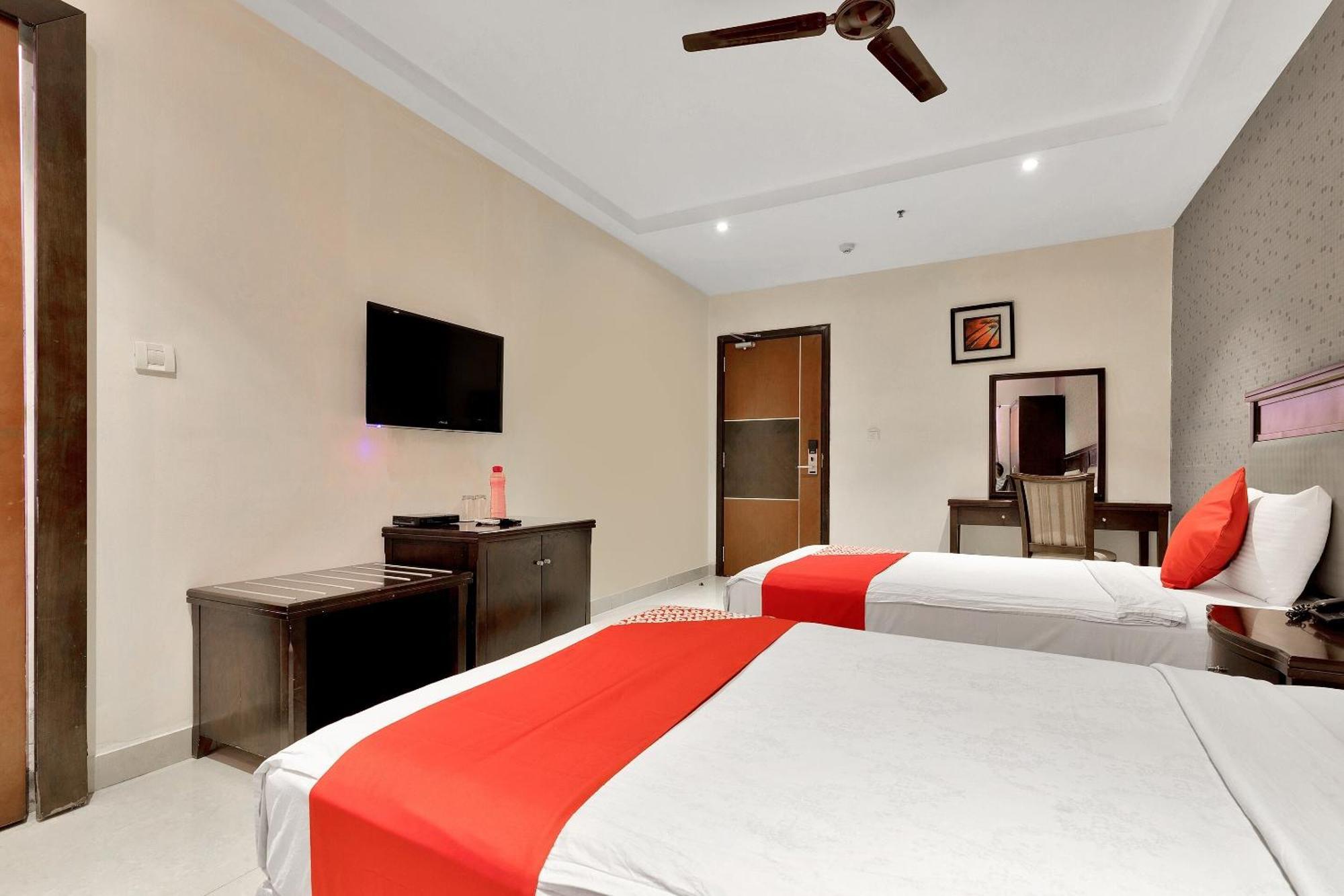 Hotel Capital O Rudra Grand Near Kondapur X Road Exteriér fotografie
