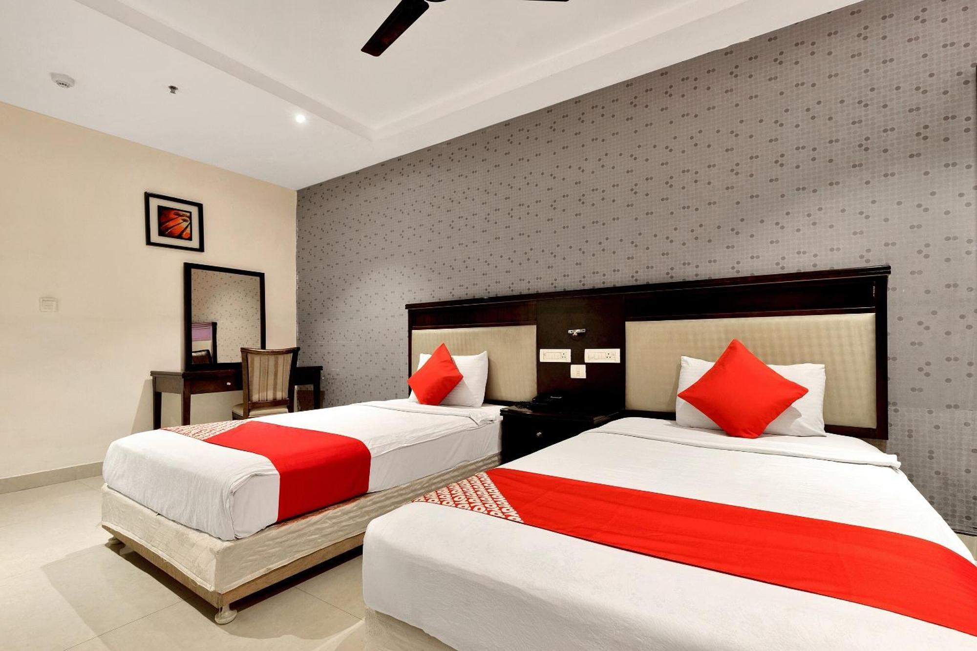 Hotel Capital O Rudra Grand Near Kondapur X Road Exteriér fotografie