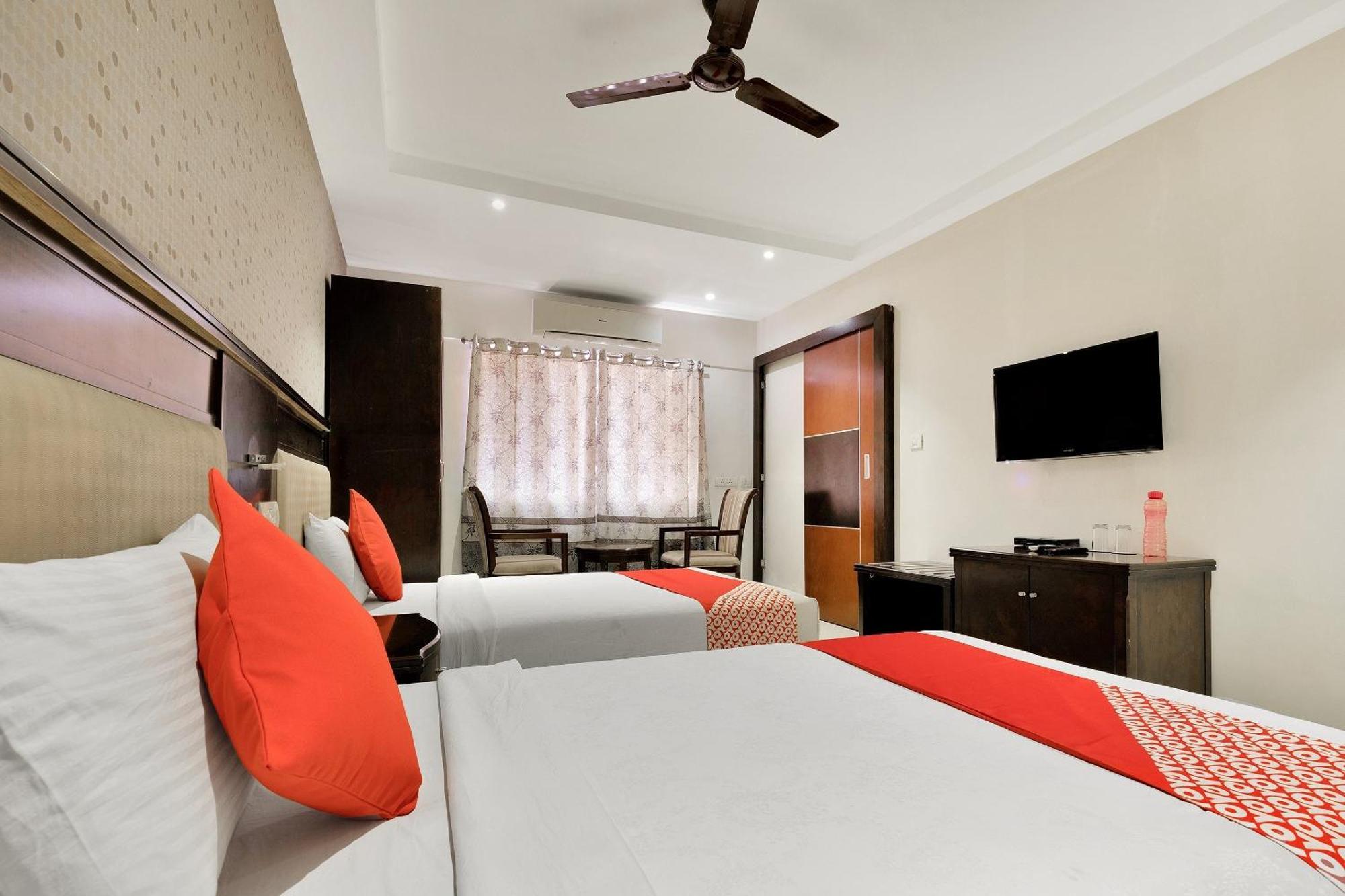 Hotel Capital O Rudra Grand Near Kondapur X Road Exteriér fotografie