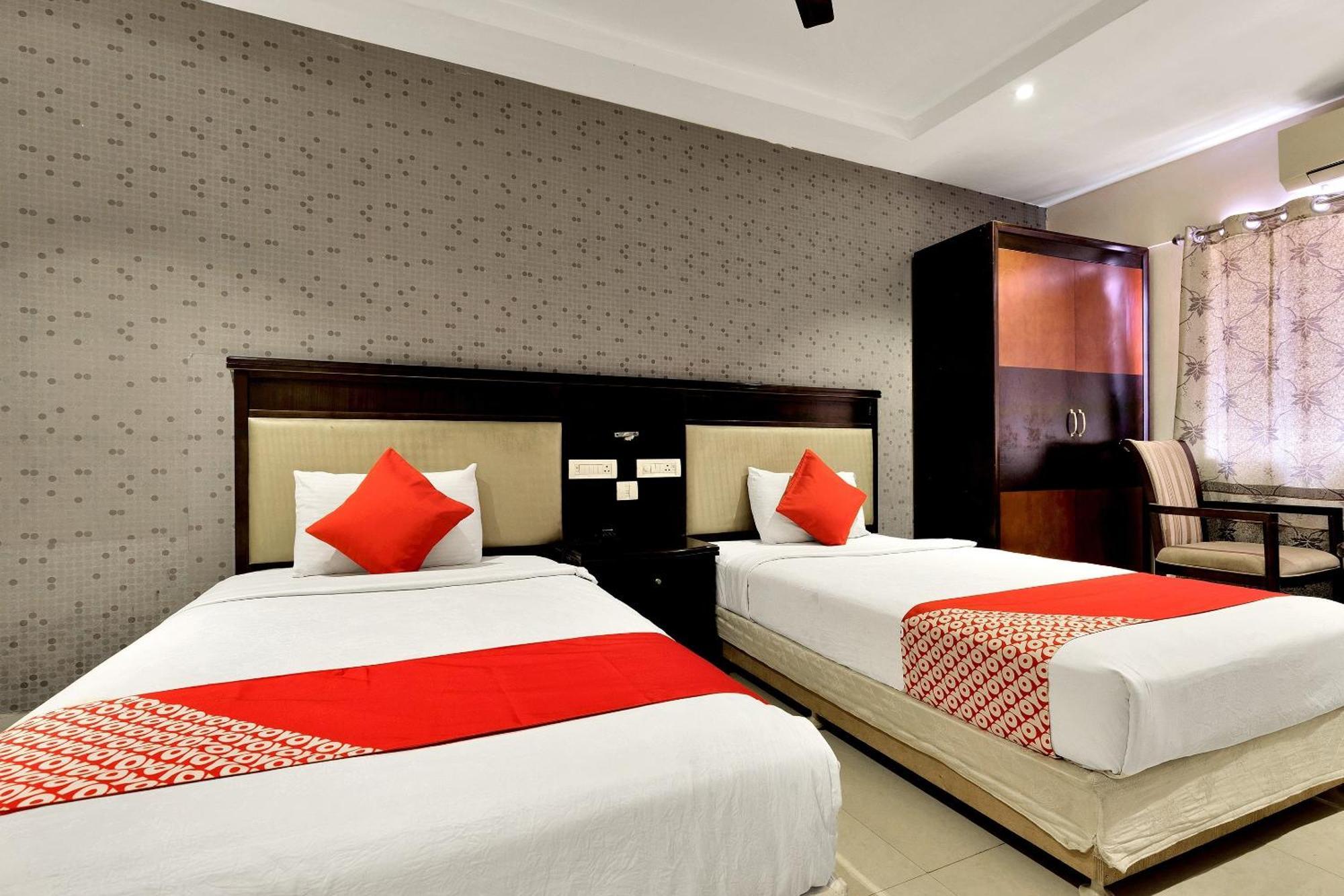 Hotel Capital O Rudra Grand Near Kondapur X Road Exteriér fotografie