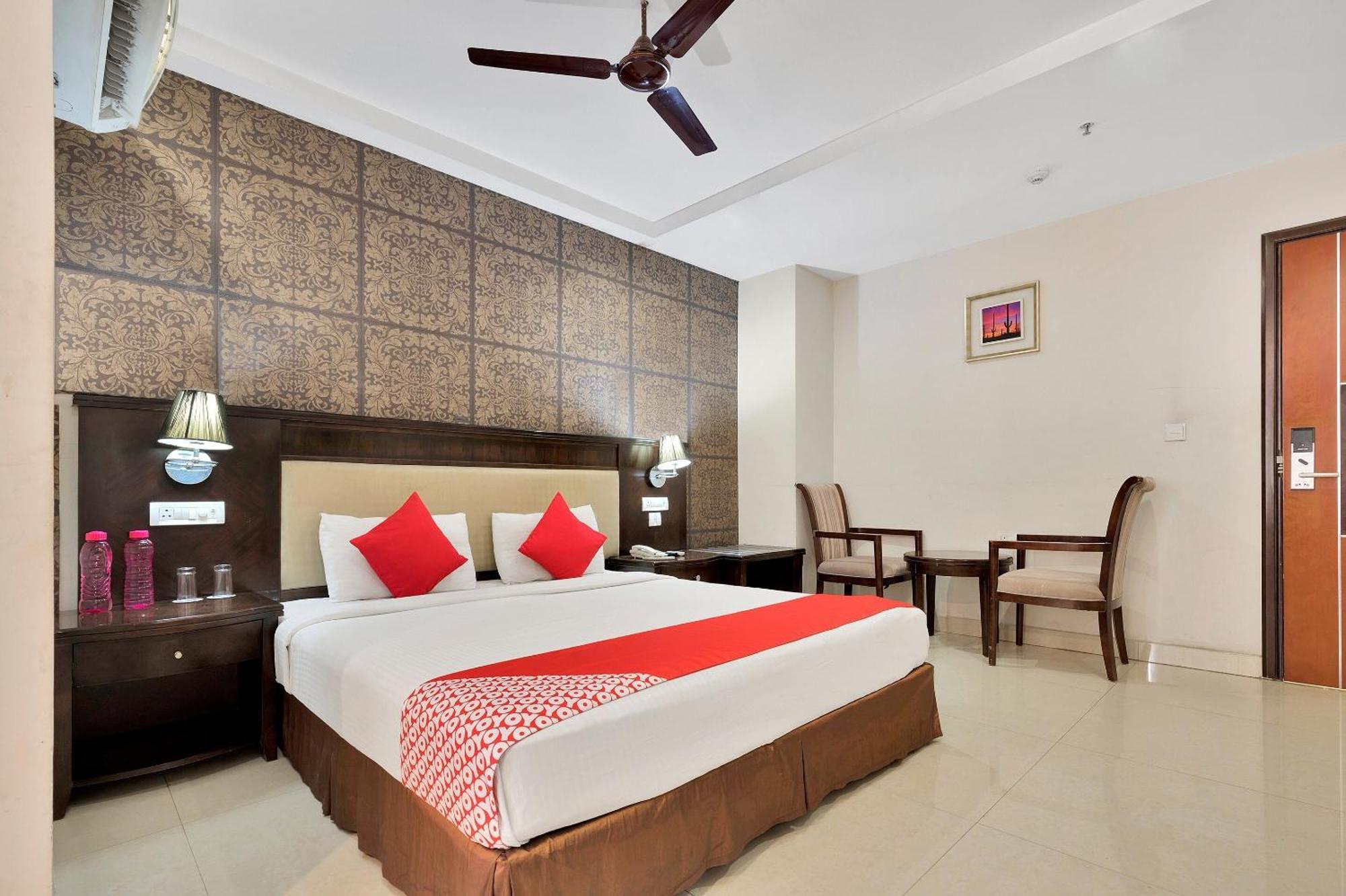 Hotel Capital O Rudra Grand Near Kondapur X Road Exteriér fotografie